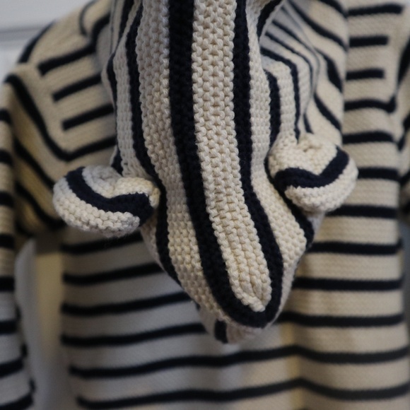 Baby Gap Sweater with hoodie - Picture 3 of 4